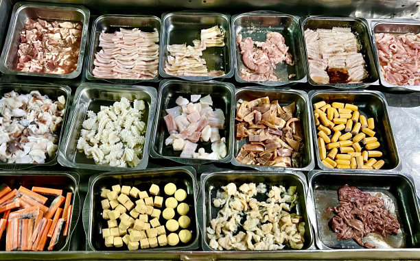 一盘食物的照片，包括肉，意大利面和蔬菜，糖果托盘的肉和蔬菜在商店里。图片下载