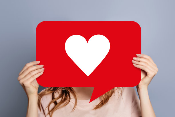 女孩拿着一个像海报孤立在灰色背景图片下载