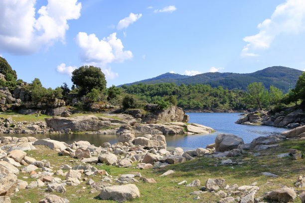 意大利撒丁岛的拉戈湖图片下载