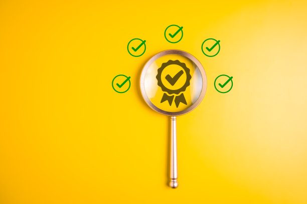 证书上有木质立方体上的复选标记保证图标，国际标准化组织ISO和质量控制认证概念，顶级服务质量保证标志图片下载