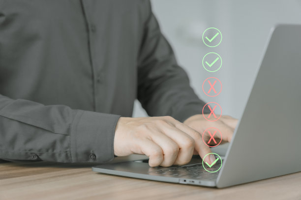 商人为文件批准和核对表规划概念打上正确的标记。参加测评、考试、教育、问卷、测评、在线调查等在线考试。图片下载