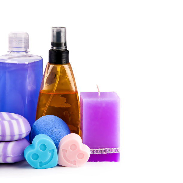 薰衣草香波、香皂和香薰蜡烛上孤立的白色。文本的自由空间。图片下载