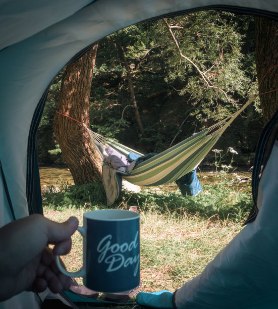 河岸上的帐篷和吊床。图片下载