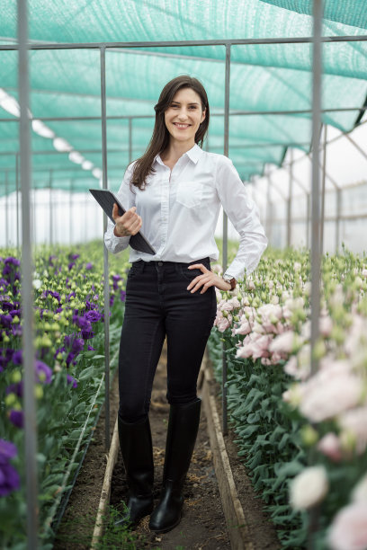 鲜花送上门，女人在平板上点餐。图片下载