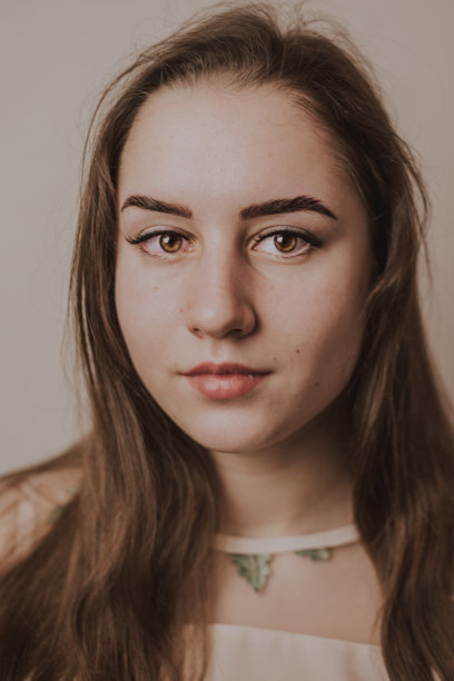 一位年轻女子的脸，在拉长人造睫毛手术前后的对比图片下载