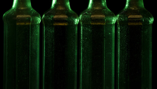 八角形玻璃瓶与彩色水和光显示图案和纹理图片下载