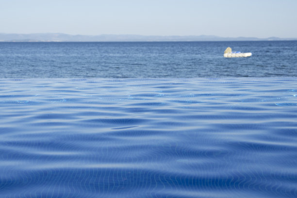 无边泳池里的头巾女人照片，伊斯兰假日酒店，安塔利亚，土耳其(土耳其语)图片下载