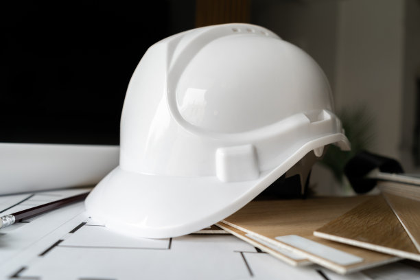 安全帽、安全帽及结构图纸、工程方案。在建筑工地保护工人头部免受伤害。图片下载