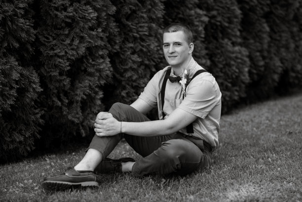 年轻人新郎的形象在波西米亚风格图片下载