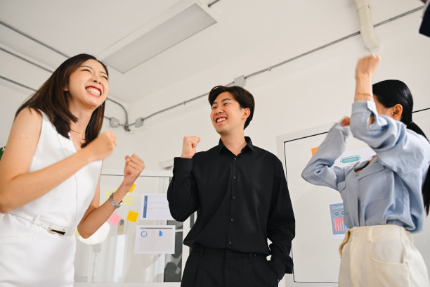 员工团队在办公室的成功姿态。新的创业办公室。员工创业公司会议。高质量照片图片下载