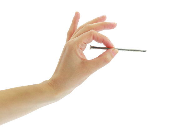 女性手握钉子隔离在白色透明背景图片下载