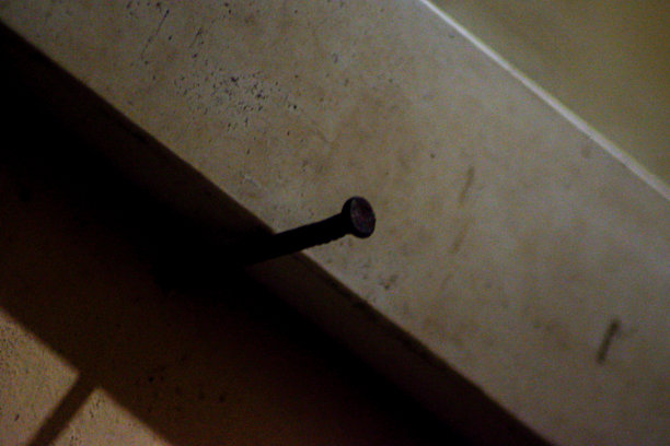 钉子支撑木框架。图片下载