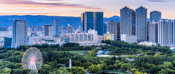 摩天轮天际线，青城公园，呼和浩特，内蒙古，中国图片下载