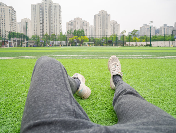 足球运动员坐在草皮上图片下载