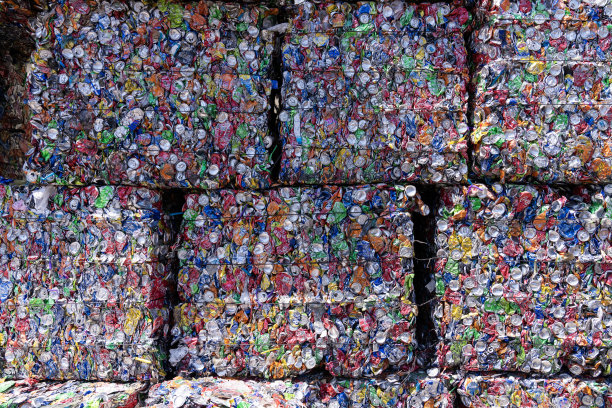 堆压实可回收物和捆扎可回收物。图片下载