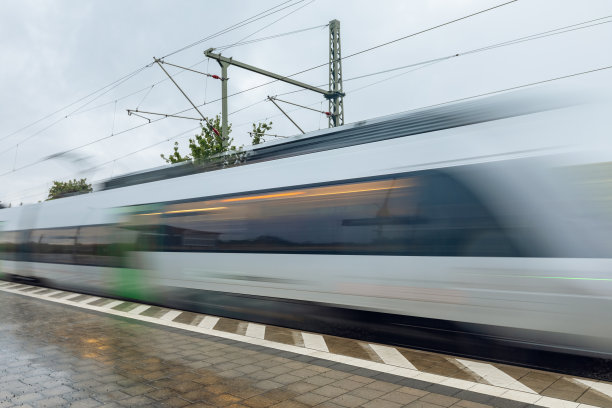 户外火车摄影，电动车摄影。欧洲的公共交通。图片下载