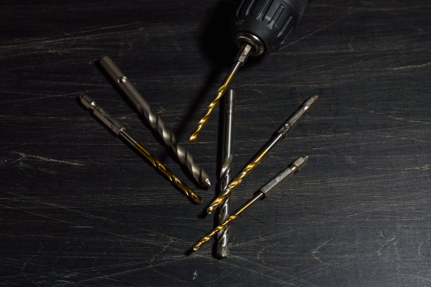 在木桌上钻钻头图片下载