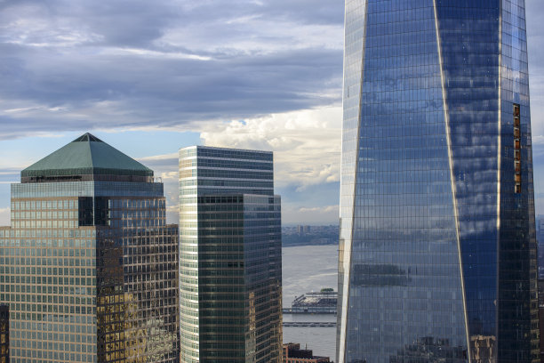 美国纽约市曼哈顿下城摩天大楼和世贸中心一号大楼的详细视图图片下载