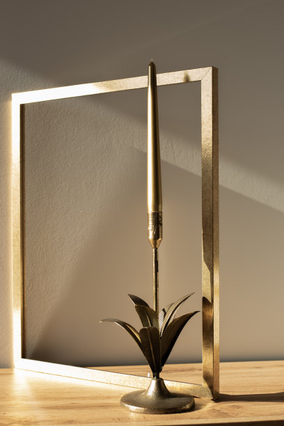 家庭金色装饰，金色镜框配金色装饰烛台，实物模型。最小的艺术。图片下载