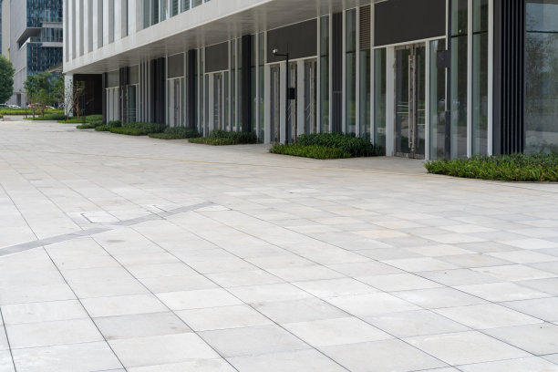 市中心街道上现代建筑前空荡荡的混凝土地板。图片下载