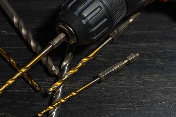 在木桌上钻钻头图片下载