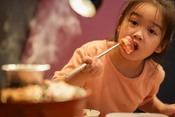 小女儿喜欢吃韩式烤肉串、韩式烧烤图片下载