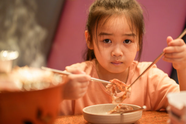 小女儿喜欢吃韩式烤肉串、韩式烧烤图片下载