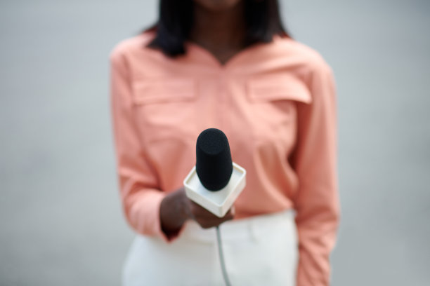 带麦克风的记者图片下载