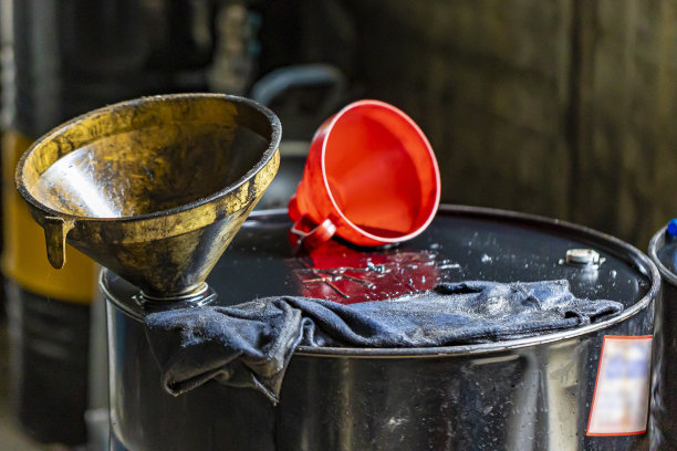 油桶上的漏斗图片下载