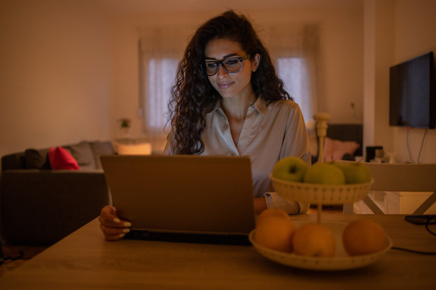 女性在家办公图片下载