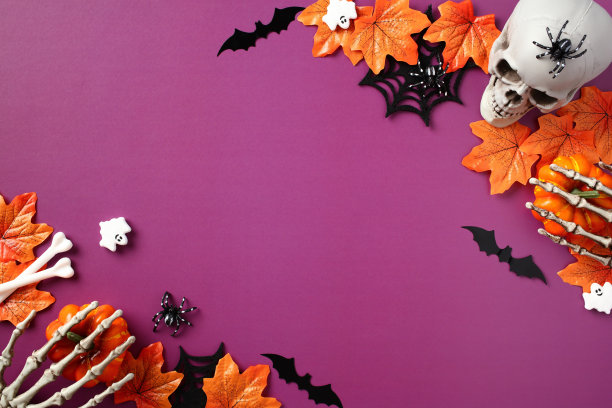 万圣节可怕的紫色背景装饰。万圣节派对邀请模型与头骨，蜘蛛网，蝙蝠，骷髅手，骨头，鬼，枫叶在紫色的背景。平躺，俯视图图片下载