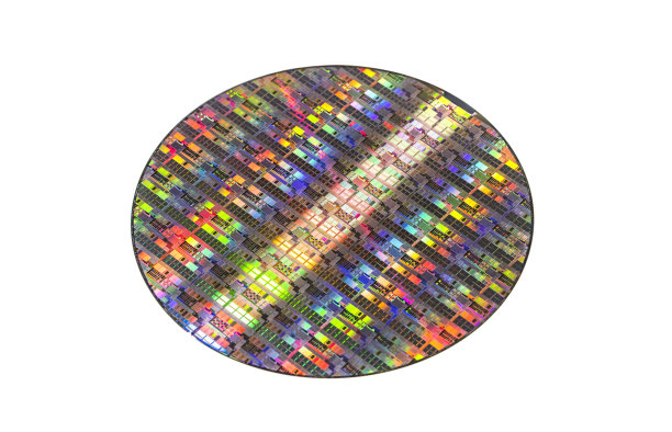 硅片与芯片隔离在白色背景图片下载