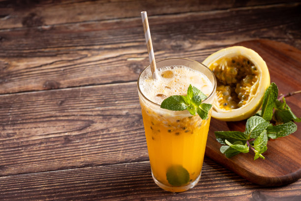 清爽的百香果饮料，加薄荷和伏特加。图片下载