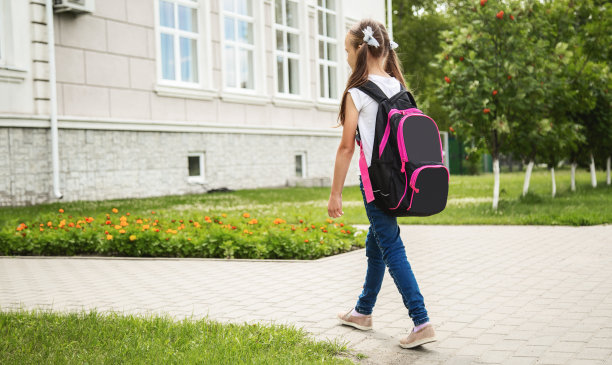 背书包上学的小女孩，后视图。回到学校图片下载