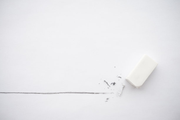 在白纸上用白色橡皮擦掉黑线铅笔。图片下载