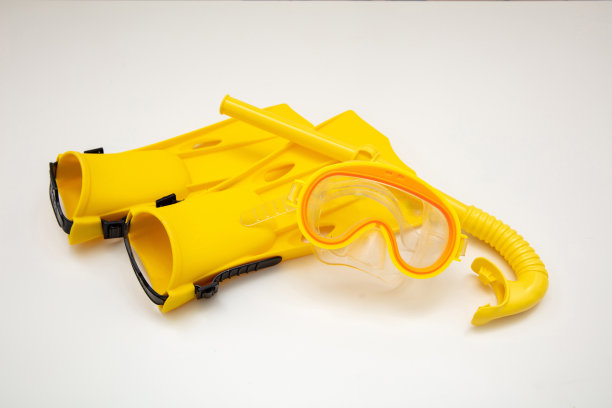 黄色潜水设备，面罩，呼吸管和脚蹼隔离在白色图片下载
