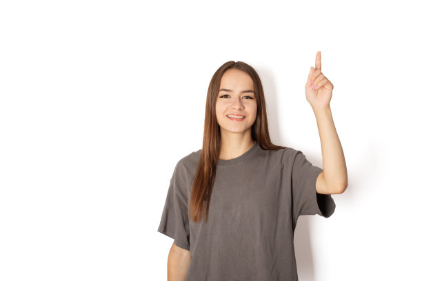 女学生竖起大拇指，年轻女子微笑，工作室拍摄的青少年在白色背景上，复制空间图片下载