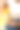 手里拿着糖果袋的女人把美味的奶油馅挤进新鲜的马卡龙壳里图片下载