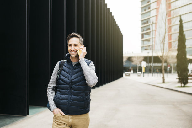 一个人在街上打电话图片下载