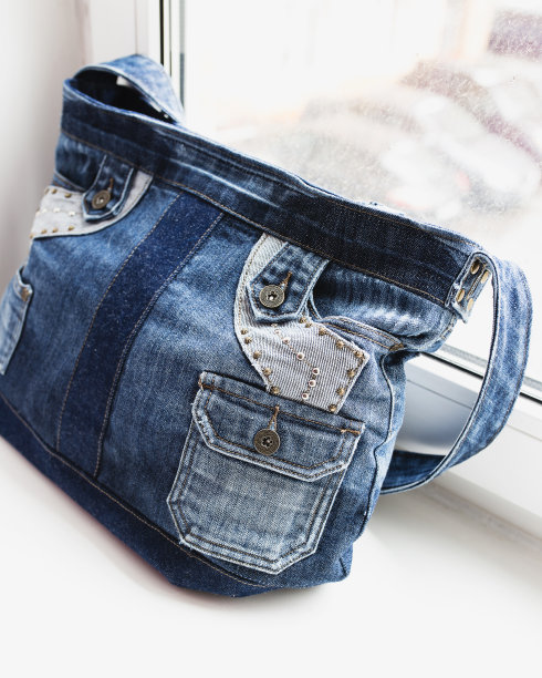 女性牛仔休闲包在女性手中图片下载