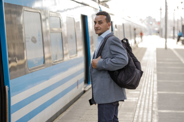西装革履的拉丁男子在火车站等候。图片下载
