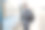 西装革履的拉丁男子在火车站等候。图片下载