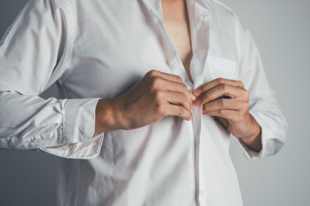 商人在白色背景上单独穿衣服的特写。工作的概念。图片下载