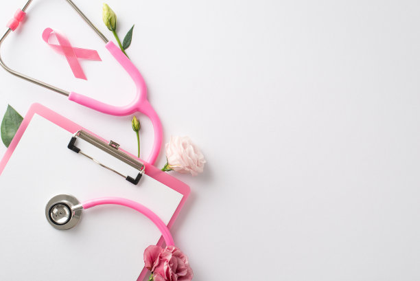 乳腺癌宣传月代表。高角度的照片，具有剪贴板，听诊器和一个粉红色的丝带在白色孤立的背景，允许文字或广告内容图片下载