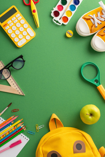返校兴奋:俯视图垂直图像显示彩色的学习用品，儿童帆布背包和运动鞋在绿色黑板上。理想的促进基础教育或纳入文本图片下载