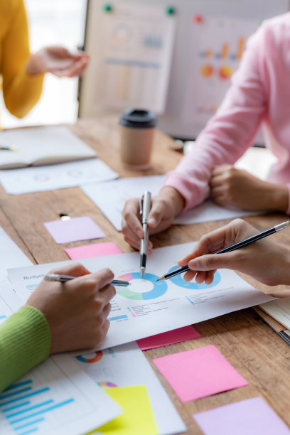 团队合作。一群商业人士集思广益，一起讨论经济报告文件。启动业务团队会议的想法概念图片下载