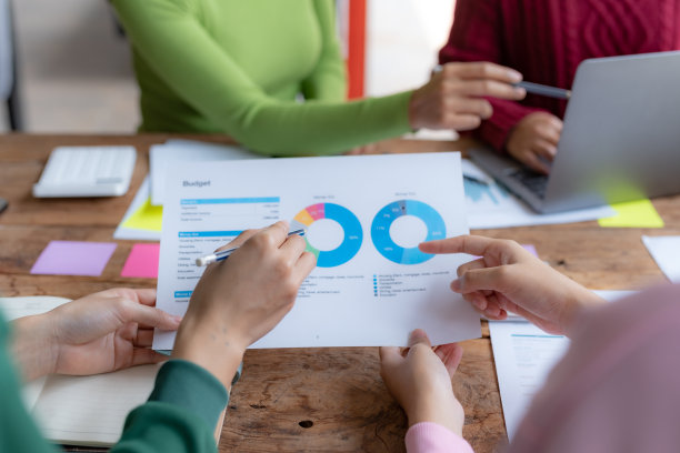 团队合作。一群商业人士集思广益，一起讨论经济报告文件。启动业务团队会议的想法概念图片下载