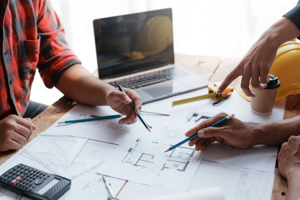 建筑师或工程师根据客户要求设计房屋，修改方案，创建建筑方案和增加。图片下载