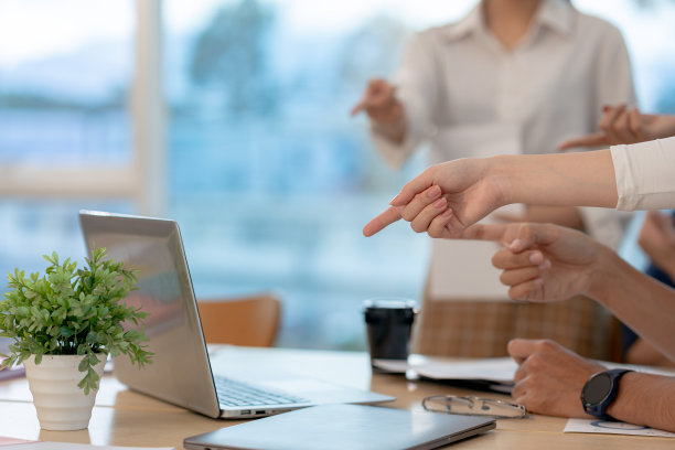 商人指着笔记本电脑开会的画面。业务团队的数字，图形，图表，分析公司财务营销理念。在笔记本电脑上分析营销策略计划。图片下载