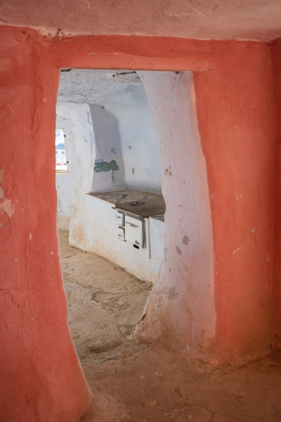 西班牙的阿古达洞穴(Argueda caves)放弃了厨房的内部景观，墙壁为粉红色和白色图片下载